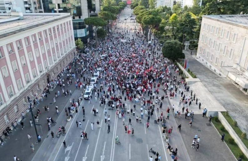 Protesta e opozitës në Tiranë: 1500 efektivë në gatishmëri dhe autobotet me ujë pranë Kryeministrisë