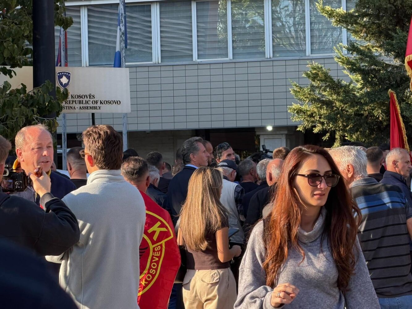 Kërkesa e pandalur para Kuvendit: Protestuesit tubohen për të 21-tën ditë radhazi për Ligjin e UÇK-së