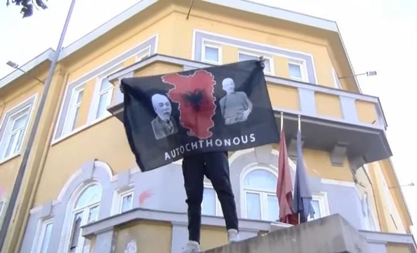 Valë protestash rinore në shesh: Këngët kombëtare dhe simbolet 'Autochthonous' sfidojnë klasën politike