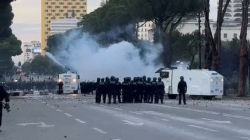 Masat e sigurisë: 16 protestuesit e arrestuar në Tiranë dalin nesër para togave të zeza
