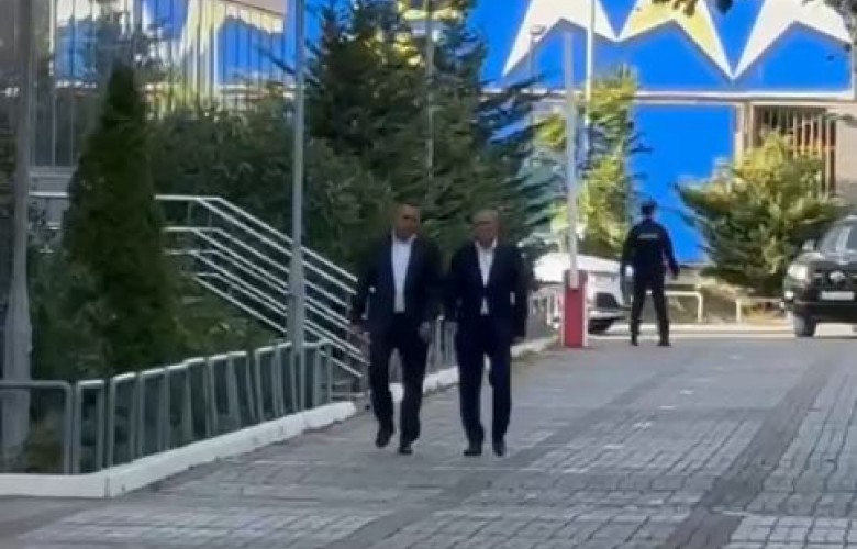 Çështja e Presidentit, Bedri Hamza dhe Rrahman Rama futen në ndërtesën e Qeverisë për takimin me Albin Kurtin