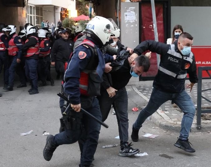 Bilanci i 13 ditëve të protestave: Mbi 270 të arrestuar, dhjetëra të plagosur dhe 9 efektivë të pezulluar
