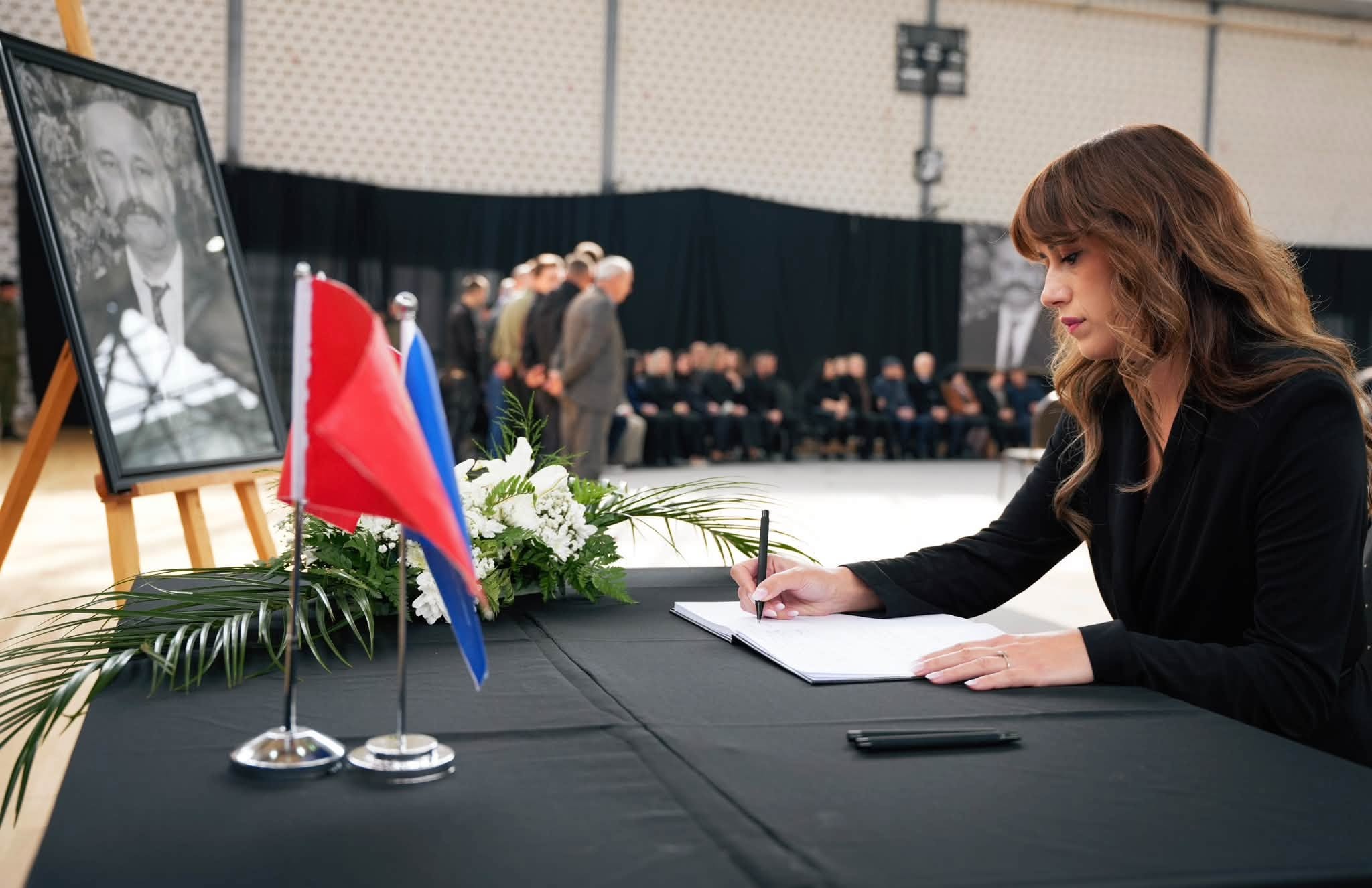 Rivarrimi i Idriz Rrecajt: Haxhiu bën homazhe dhe thekson se sakrifica e tij mbetet e pashlyeshme