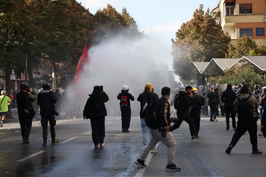 Tensione dhe përplasje në Tiranë: Mbyllet protesta e gjashtë kundër ekzekutivit
