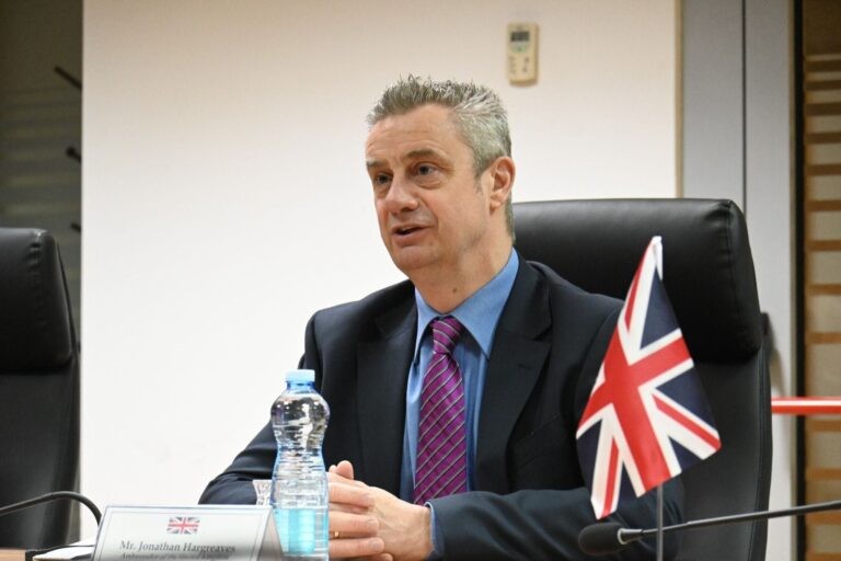Ambasadori britanik Hargreaves: Vendimet e Hagës adresojnë përgjegjësi individuale dhe nuk cenojnë shtetësinë e Kosovës