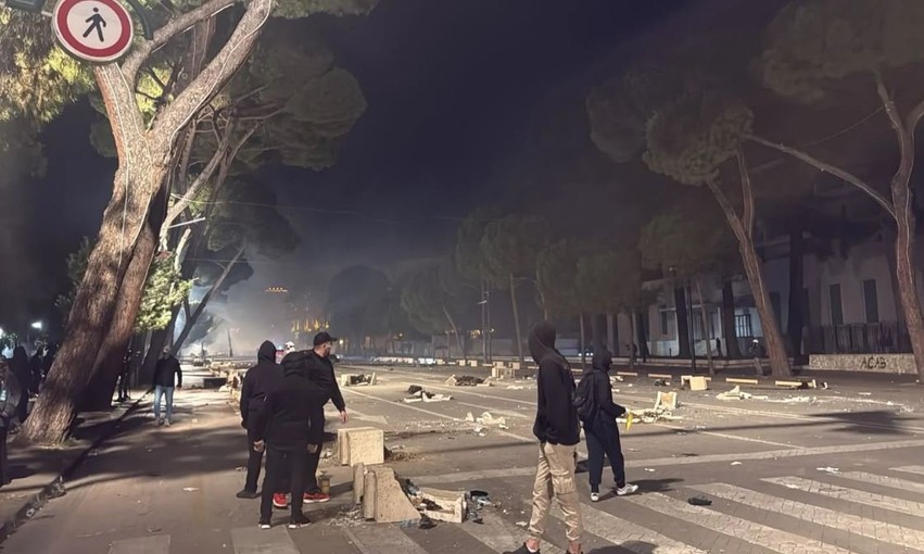 Trazirat në kryeqytet: Protestuesit sulmojnë sërish me gurë Ministrinë e Brendshme, policia përgjigjet me gaz lotsjellës
