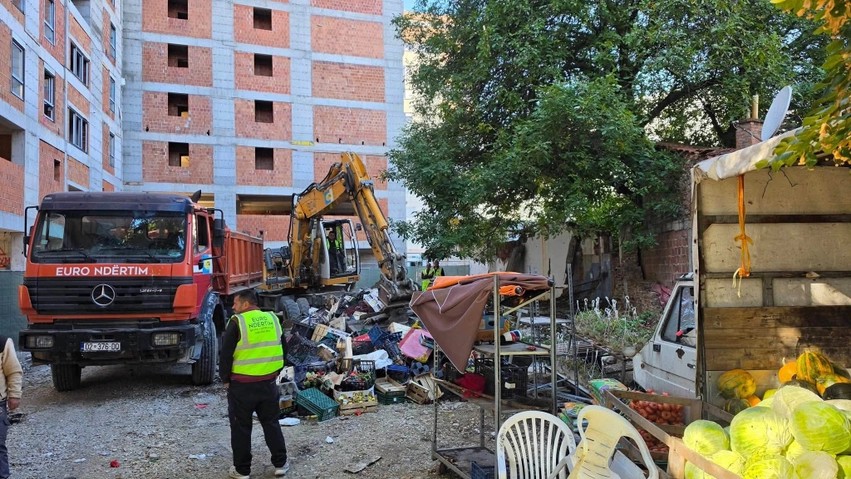 Mitrovicë: Vijon aksioni për lirimin e trotuareve, shitësve ambulantë u sigurohen tezga alternative