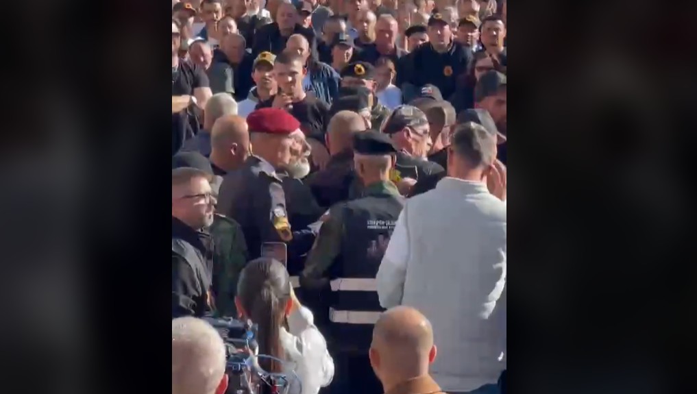 Tensione të papritura në protestën masive në Prishtinë, ndërhyn Hysni Gucati