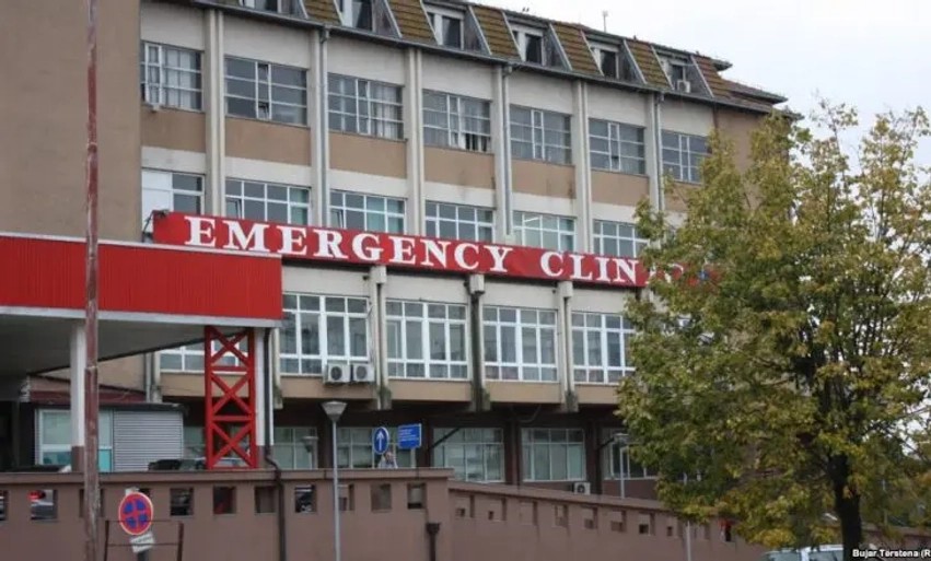 Situatë e rëndë në QKUK: Pacientja mbetet e vetme në Emergjencë, familjarët shkëputin çdo kontakt