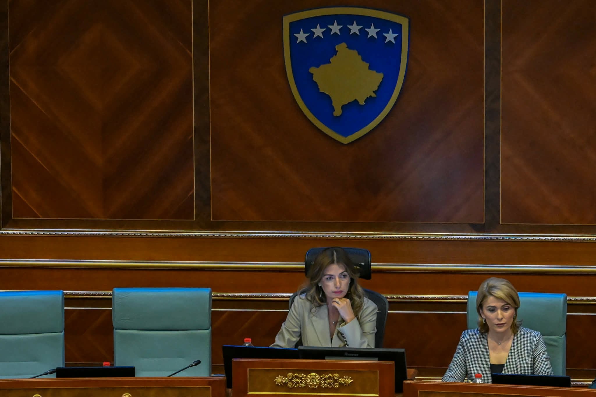 Konsensus në Kuvend: Palët dakordohen për tekstin e përbashkët që do ta lexojë Haxhiu rreth vendimit ndaj ish-krerëve të UÇK-së