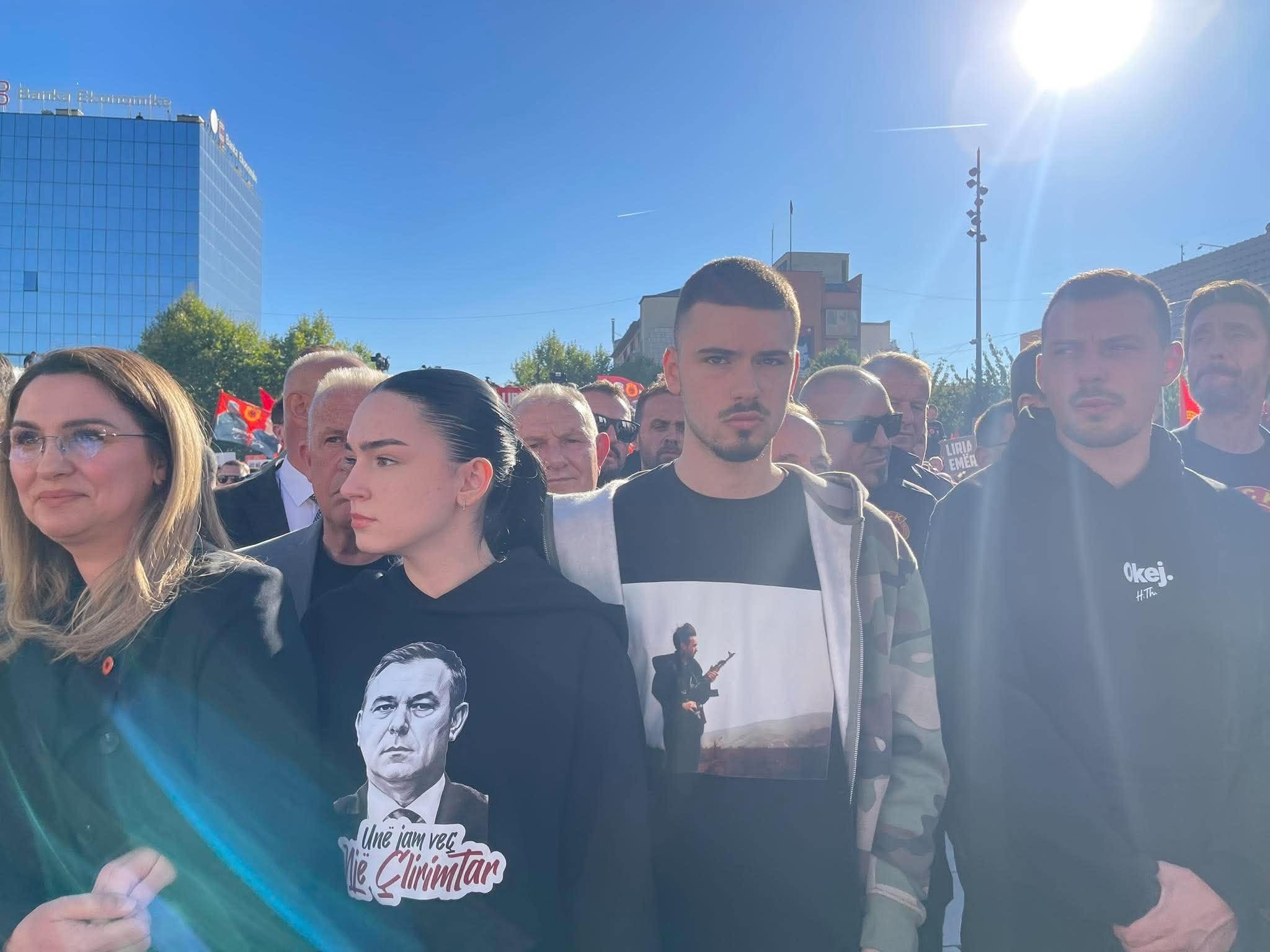 Tubimi “Jo në emrin tim”: Familjarët e ish-krerëve të UÇK-së i bashkohen protestës në Prishtinë