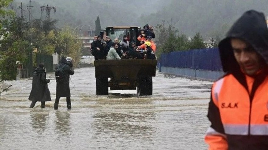 Tragjedi në Stamboll: Rritet bilanci i viktimave nga përmbytjet shkatërruese, vijojnë kërkimet për të zhdukurit