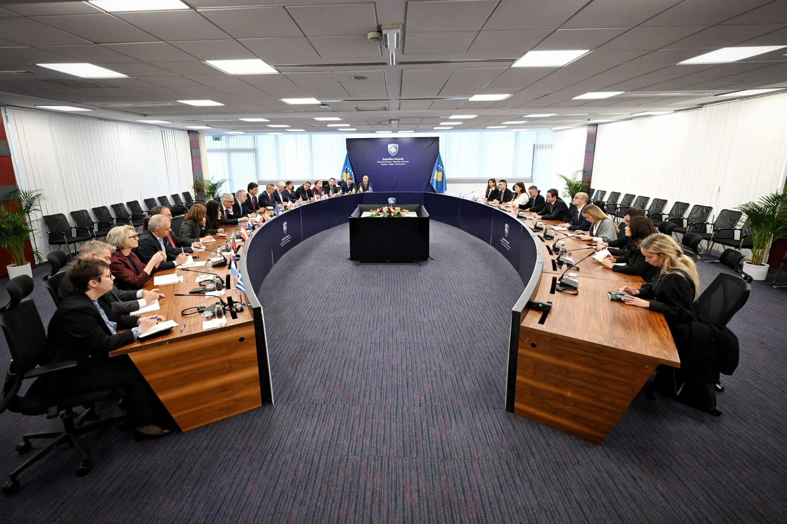 Kryeministri Kurti mbledh në takim diplomatët perëndimorë dhe krerët e misioneve ndërkombëtare në vend