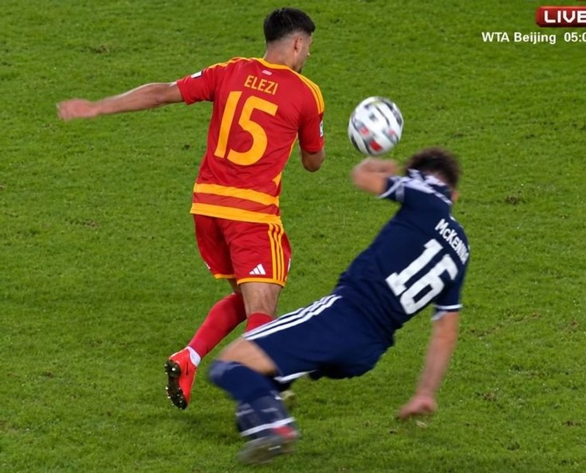Ndërhyrja e ashpër ndaj futbollistit shqiptar ndëshkohet me karton të kuq në Ligën e Kombeve