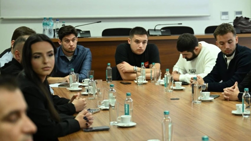 Zhgënjim i madh i studentëve shqiptarë pas takimit me ministrin Jeton Shasivari për provimin e jurisprudencës