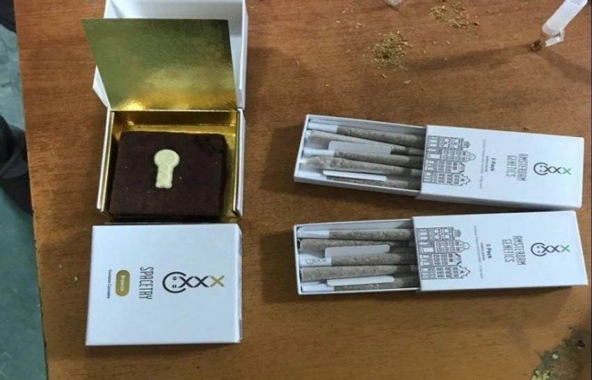 Operacioni i Doganës: Sekuestrohet kanabis në formë cigareve dhe tortesh në një pako postare