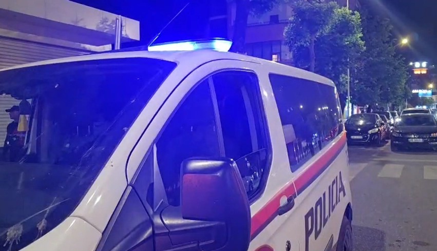 I shpëton mrekullisht plumbit në Shkodër: Ish-shoku futet në fushën e kalçetos, por arma i bllokohet