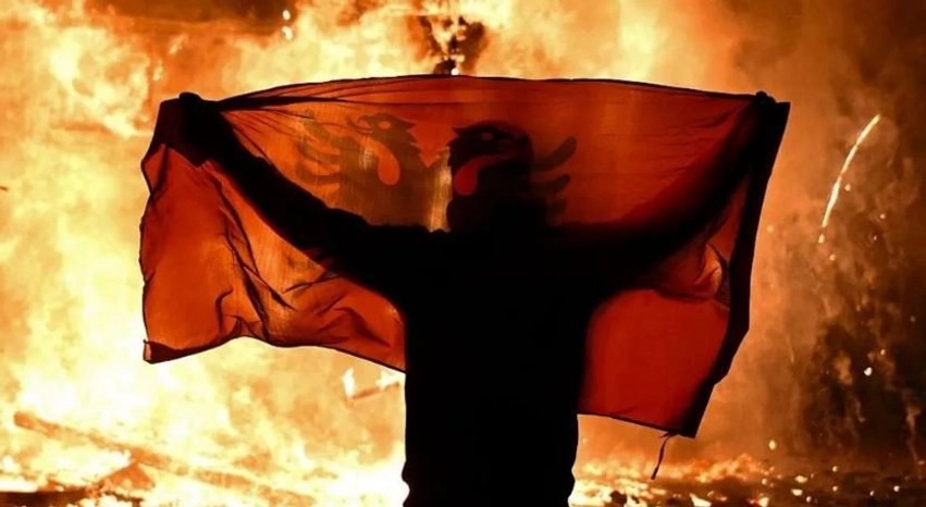 Trazira të paprecedenta në Shqipëri: Si degjeneruan protestat masive në përleshje të dhunshme me policinë