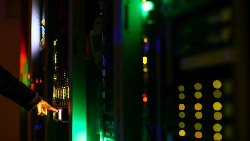 Sulm masiv kibernetik: Hakeri kinez përdor inteligjencën artificiale për të goditur mbi 1200 faqe interneti