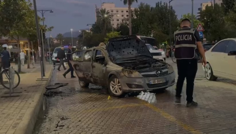 Panik në qendër të Elbasanit, automjeti përfshihet nga flakët