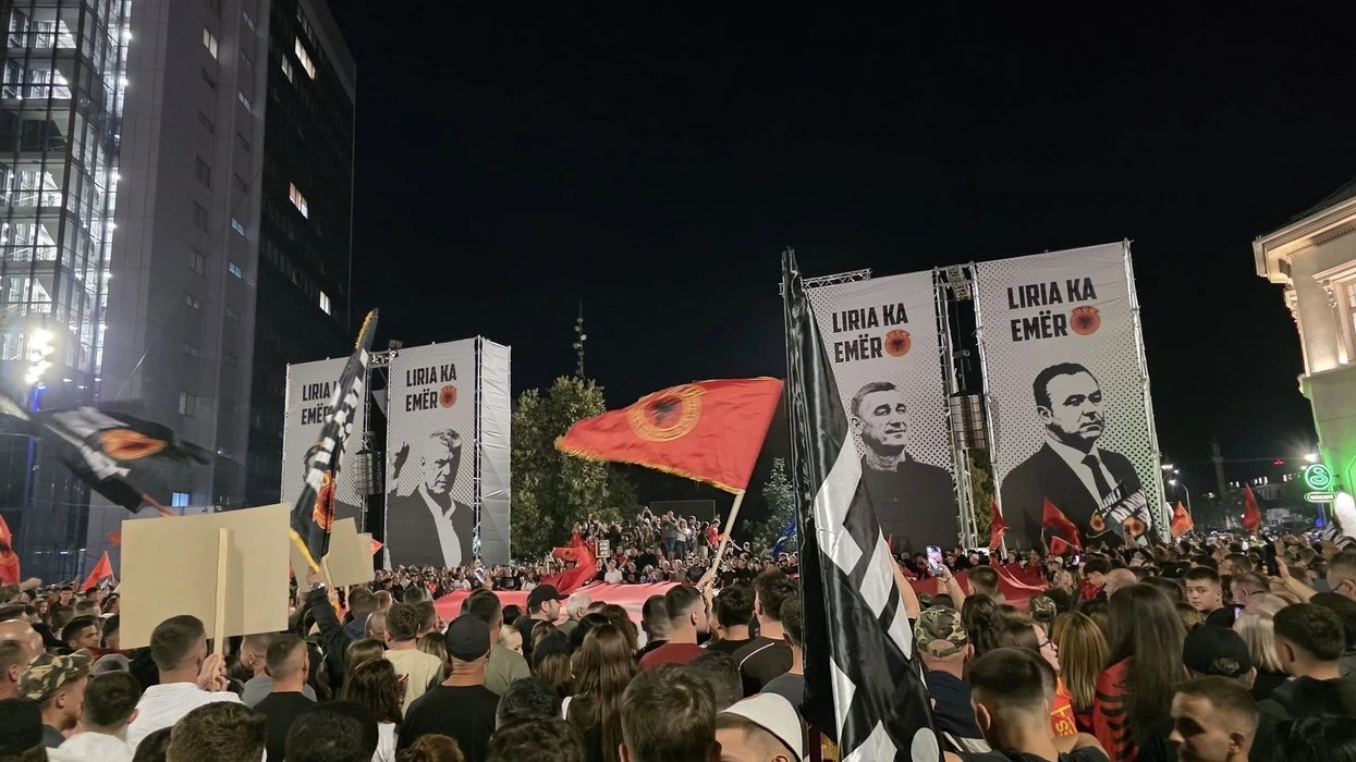 Prishtina në këmbë për të 14-tën natë: Qytetarët kërkojnë veprime institucionale pas vendimit të Hagës