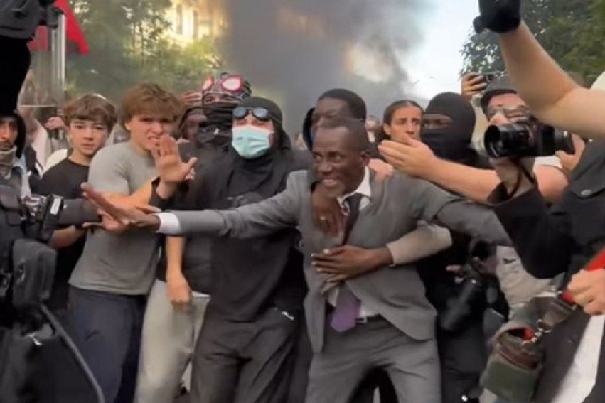 Incident i rëndë në Paris: Kryebashkiaku i Saint-Denis lëndohet nga gazi lotsjellës gjatë protestave studentore