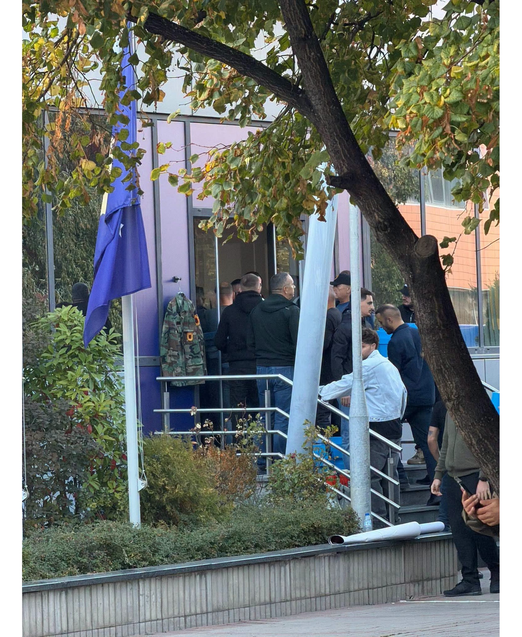 Aksion simbolik në hyrje të ekzekutivit: Protestuesit lënë uniformën e UÇK-së para dyerve të Qeverisë
