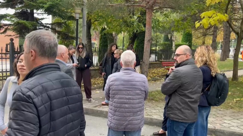 Universiteti i Korçës në këmbë: Pedagogët dhe studentët bojkotojnë mësimin dhe i bashkohen marshimit paqësor