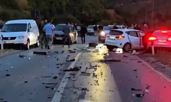 Përplasje masive në autostradën Gjilan-Prishtinë: Katër automjete bëhen copë, plagosen 11 persona