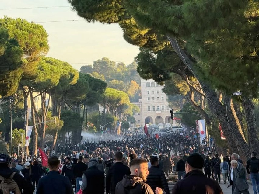 Tensione në protesta, Policia e Shtetit jep thirrjen urgjente për nxënësit dhe prindërit
