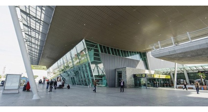 Operimtari e plotë në Rinas: Fluturimet vijojnë pa ndërprerje, reagon aeroporti