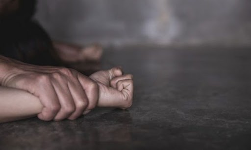 Viti: Sulmohet fizikisht nga bashkëshorti dhe vëllai, arrestohen dy të dyshuar