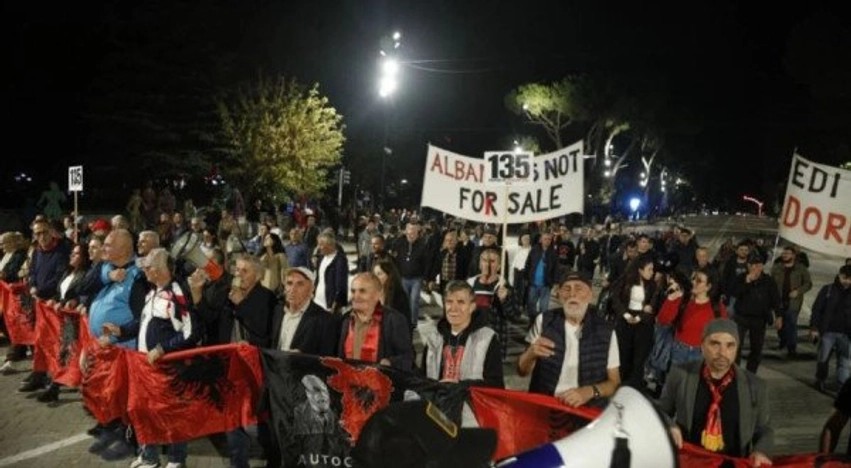 Vazhdojnë tubimet në kryeqytet: Protestuesit marshojnë drejt Kryeministrisë në ditën e 135-të të revoltave