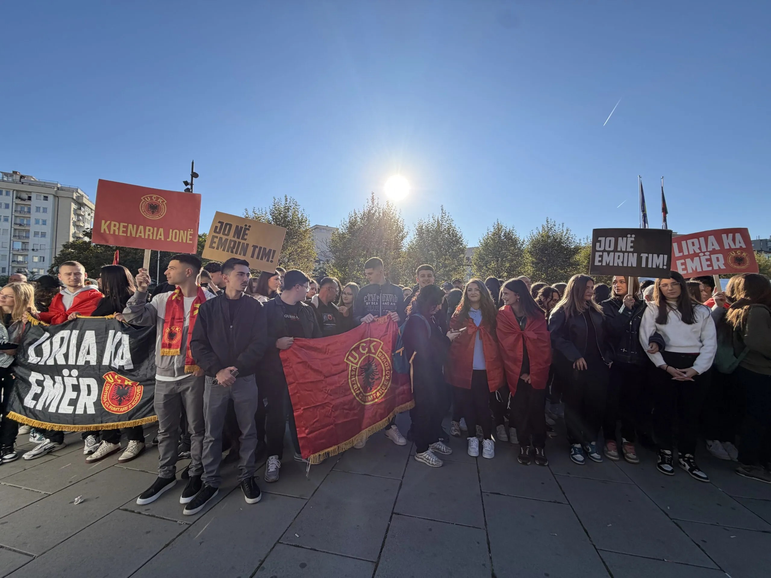 Valë protestash para Kuvendit: Gjimnazistët e kryeqytetit kërkojnë miratimin e Ligjit për Specialen