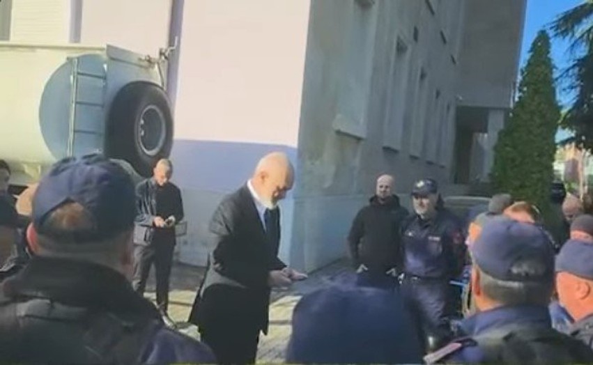 Protestat në Shqipëri, Rama porosi efektivëve: Vetëpërmbajtje ndaj të rinjve, ligji të godasë dhunuesit