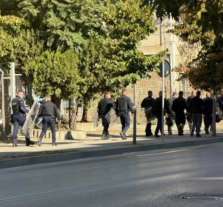 Tensione dhe gatishmëri e lartë: Policia rrethon Kuvendin e Kosovës pas natës së protestave