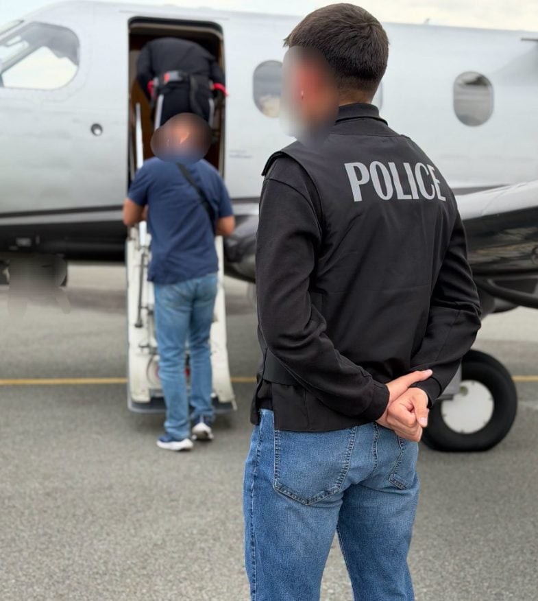 Operacion i suksesshëm: Policia e Kosovës ekstradon drejt Suedisë një shtetas suedez të kërkuar për trafikim narkotikësh