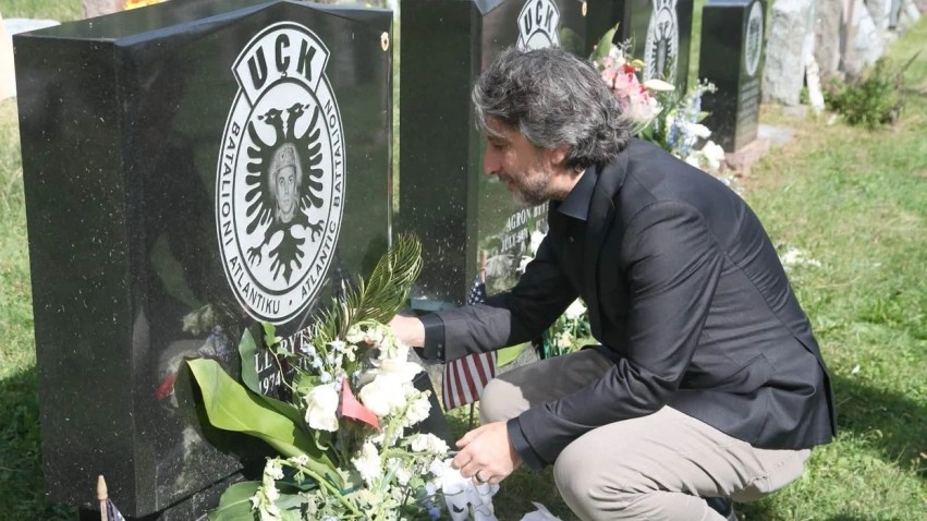 Kryetari i Prishtinës bën homazhe për vëllezërit Bytyqi: Sakrifica e tyre nuk harrohet kurrë