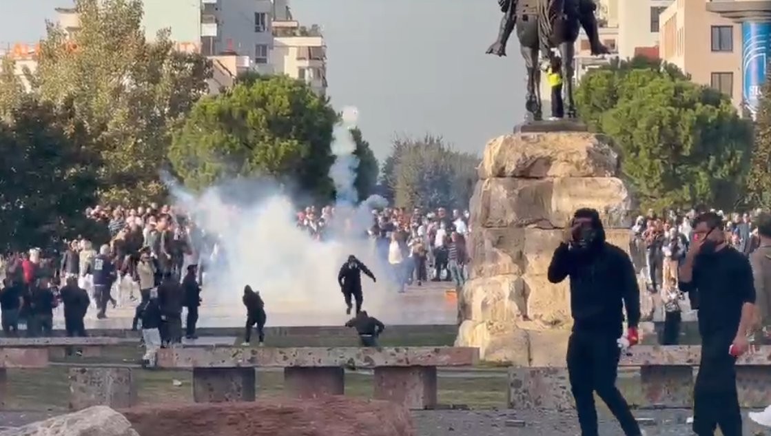 Tensionet në kryeqytet: Protestuesit zhvendosen te sheshi “Skënderbej”, ndërhyrje me gaz lotsjellës nga lart