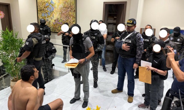 Goditje e fuqishme rrjetit ndërkombëtar të kokainës: 21 të arrestuar në Ekuador, mes tyre policë dhe financuesi i kartelit 'Los Lobos'