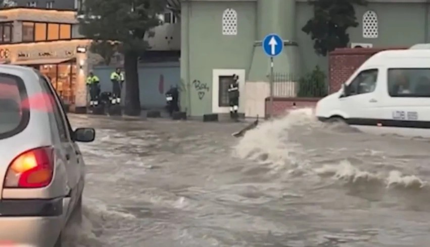 Stambolli nën ujë: Reshjet katastrofike paralizojnë metropolin turkez, qytetarët shpëtojnë një grua nga rrjedha