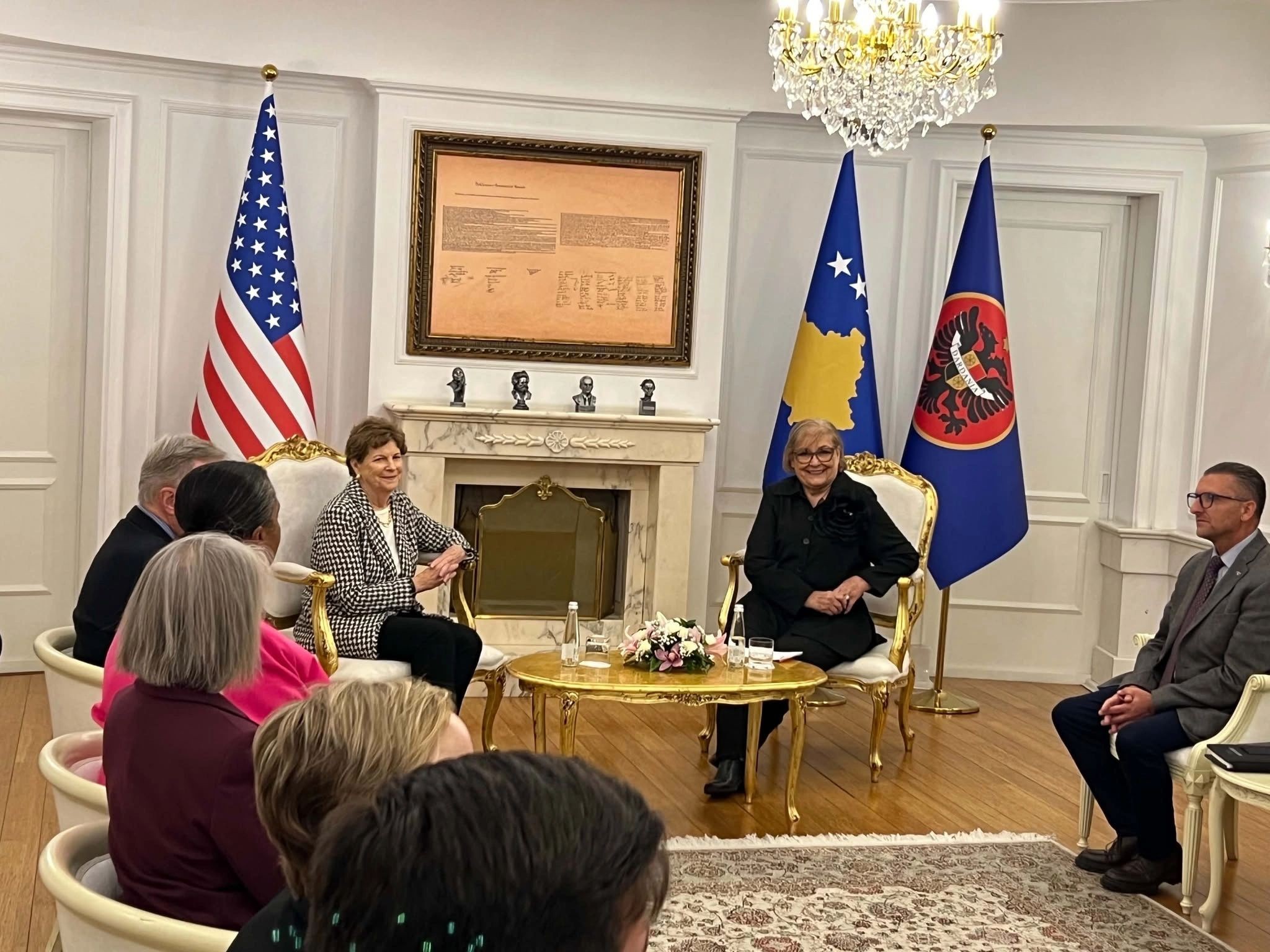 Krerët e shtetit presin senatorët amerikanë Shaheen dhe Durbin në një takim zyrtar
