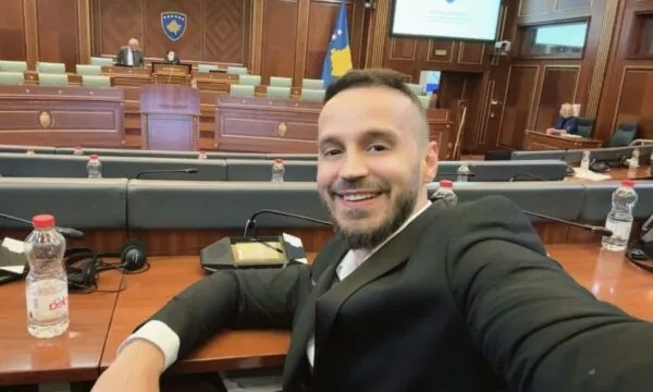 Akuza të rënda nga deputeti i Vetëvendosjes: Hashim Thaçi përgjegjës për vrasjen e 245 shqiptarëve