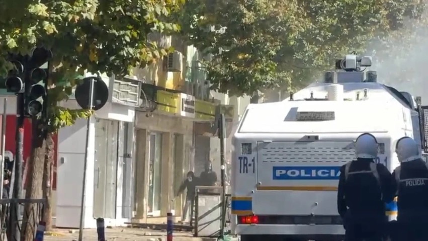 Përshkallëzohen protestat në Rrugën e Durrësit: Sulmohet dhe digjet një bankë e nivelit të dytë, ndërhyjnë forcat e rendit dhe zjarrfikëset