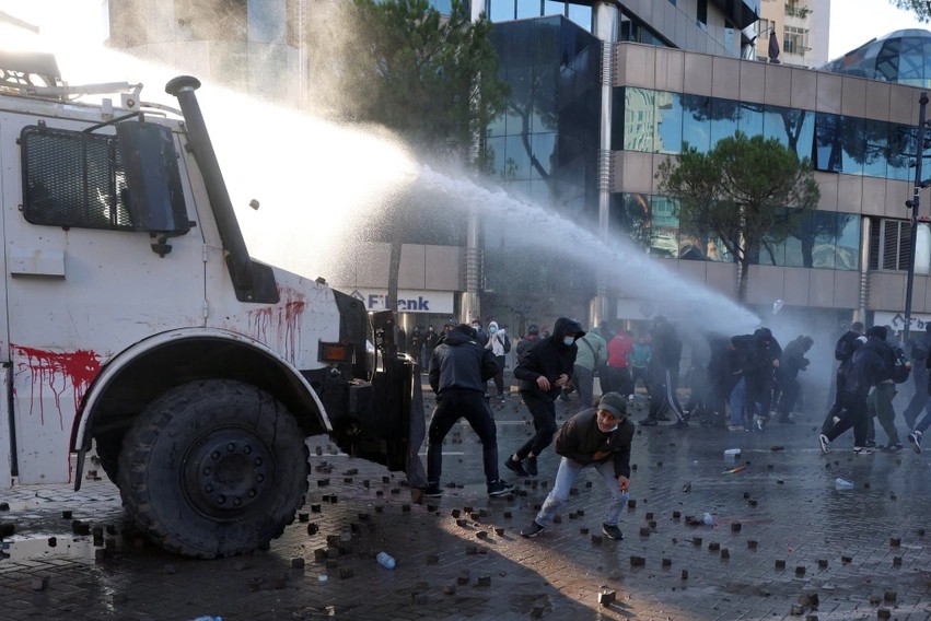 Bilanci shëndetësor i protestës së 16 tetorit: 26 të lënduar, dy pacientë mbeten nën kujdesin e mjekëve