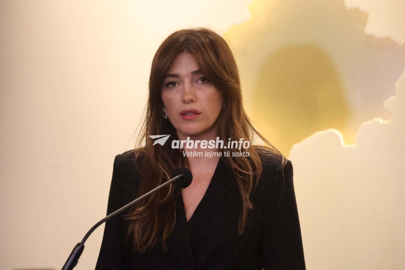 Haxhiu kalon Ligjin për Gjykatën Speciale në tavolinën e Presidentes për dekretim