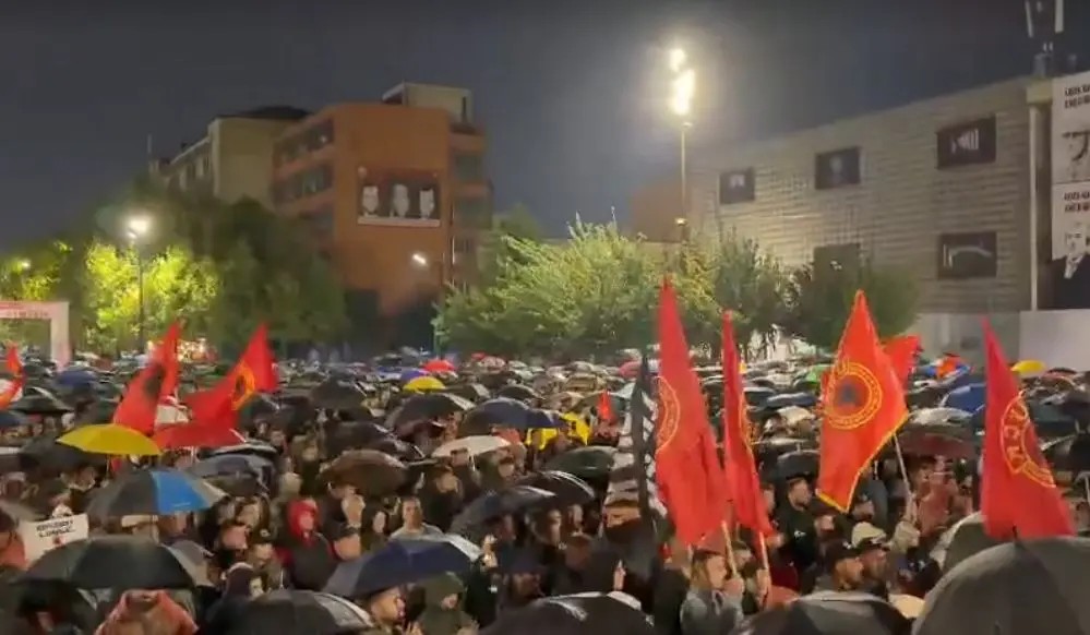 Vazhdojnë protestat në Prishtinë, Çlirim Haziri: Ushtria Çlirimtare e Kosovës nuk mund të jetë çështje e ditës
