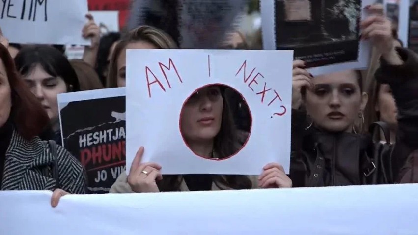 “Shteti të japë llogari”: Prishtina ngrihet sërish sot në protestë kundër vrasjes së grave, paralajmërohet bllokim i institucioneve