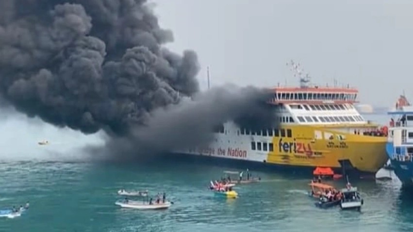 Dramë në Indonezi: Trageti me pasagjerë kaplohet nga flakët, shpëtohet e gjithë skuadra dhe udhëtarët