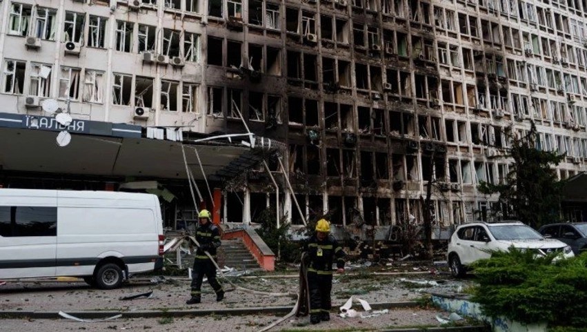 Valë e re sulmesh ajrore mes Rusisë dhe Ukrainës: Dhjetëra të plagosur dhe dëme në infrastrukturë